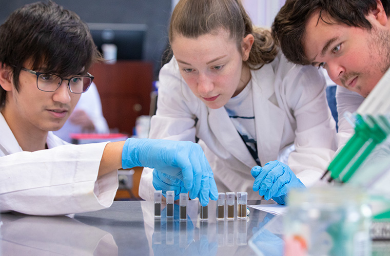 UL Lafayette chemistry majors in lab